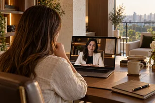 Cliente em uma consulta por videochamada com a advogada